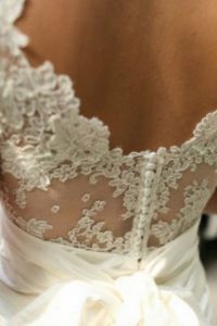 Egyenes vonalú esküvői ruhák a modern stílust kedvelő menyasszonyoknak